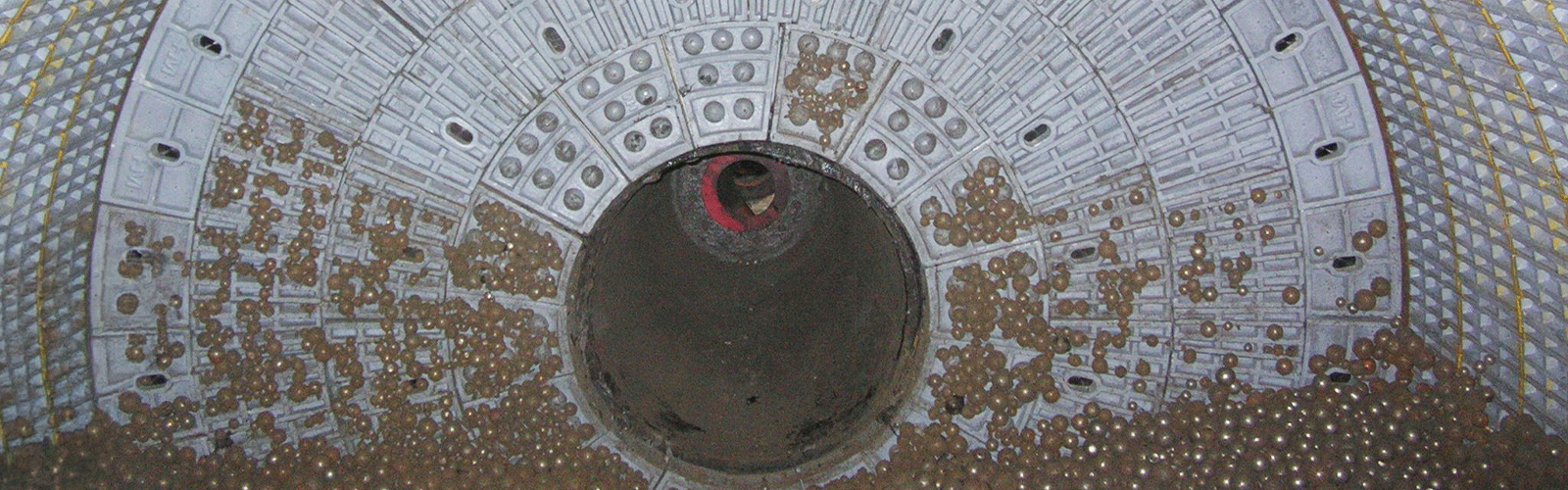Magnetic mill liner in use